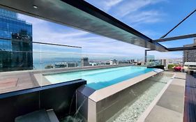 Skyline Views Stylish Studio With Pool, Parking & Luggage Drop Off